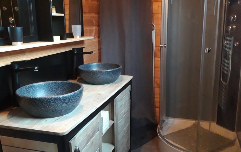 Location de vacances - Chalet à Saint-Sylvestre - Salle d e bain avec douche multi-jets, double vasques et toilettes.