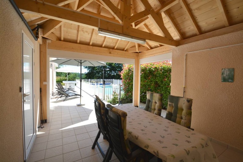Location de vacances - Gîte à Cublac - Grand poolhouse pour se détendre à l'ombre.