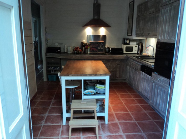 Location de vacances - Maison - Villa à Saint-Laurent-de-la-Salanque - Cuisine équipée vue du patio