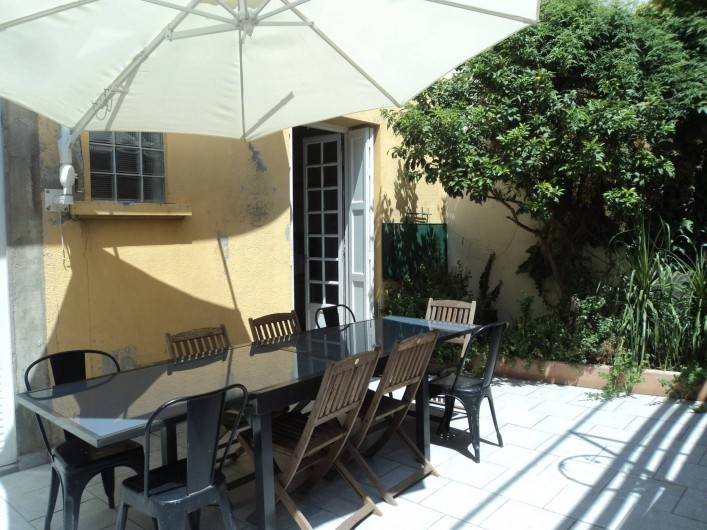 Location de vacances - Maison - Villa à Saint-Laurent-de-la-Salanque - Grand patio ombragé  Il y a un barbecue