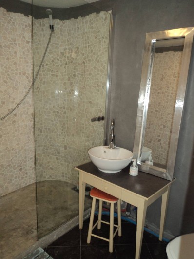 Location de vacances - Maison - Villa à Saint-Laurent-de-la-Salanque - Salle d'eau du RDC: douche à l'italienne, lavabo et WC