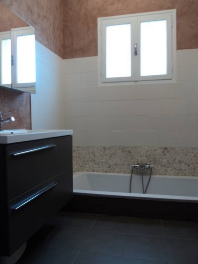 Location de vacances - Maison - Villa à Saint-Laurent-de-la-Salanque - Salle de bain de l'étage: une grande baignoire, un lavabo vasque et un WC