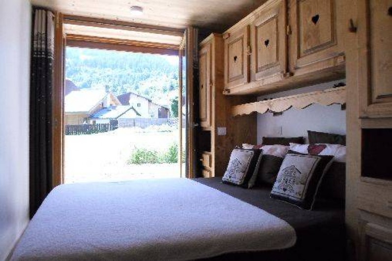 Location de vacances - Appartement à Valloire - chambre parentale avec douche italienne TV  accès direct au jardin clôturé