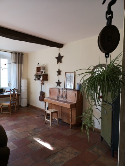 Location de vacances - Mas à Loupia - Salon piano et TV