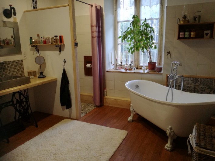 Location de vacances - Mas à Loupia - Salle de bain + WC du bas