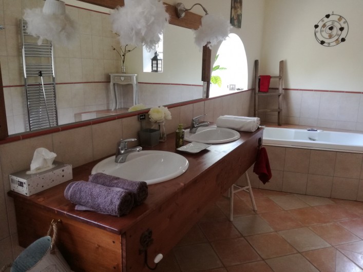 Location de vacances - Mas à Loupia - Salle de bain Grande Bêtise 1er étage