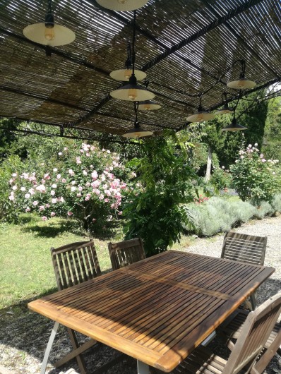 Location de vacances - Mas à Loupia - Repas Côté cuisine sous la tonelle