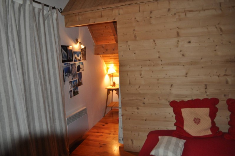Location de vacances - Chalet à Saint-Jean-d'Arves - salon 2ème étage  + chambre 5