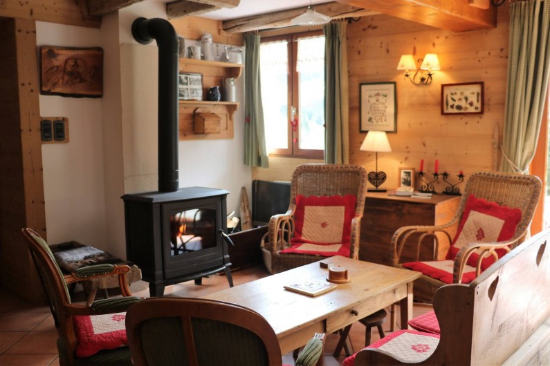 Location de vacances - Chalet à Saint-Jean-d'Arves - Rdc coin apéro + poële