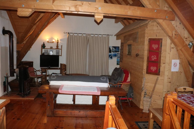 Location de vacances - Chalet à Saint-Jean-d'Arves - 2ème salon coin TV +Poële