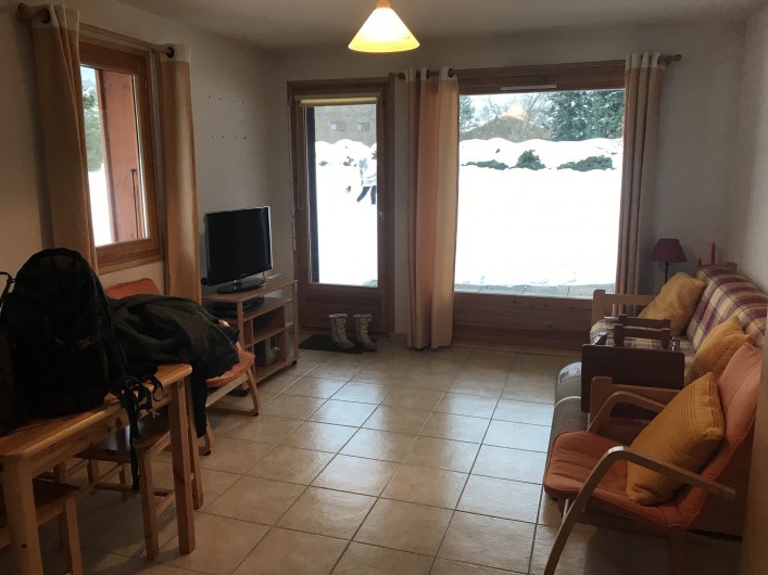Location de vacances - Appartement à Samoëns - Salon donnant sur terrasse