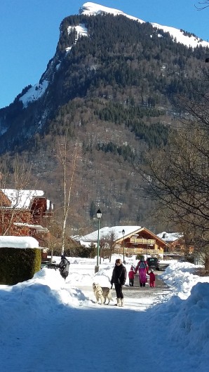 Location de vacances - Appartement à Samoëns - vue résidence en hiver