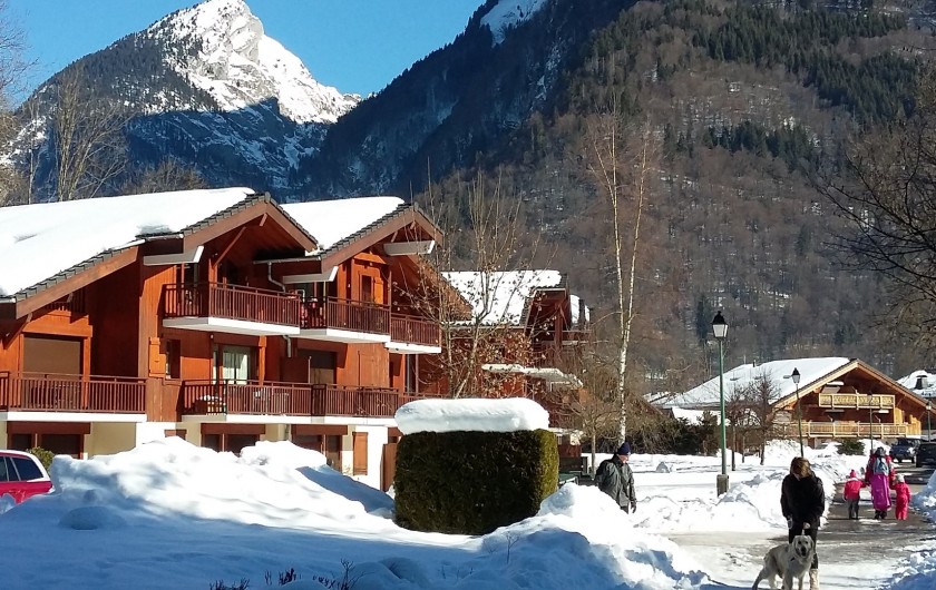 Location de vacances - Appartement à Samoëns - vue résidence en hiver