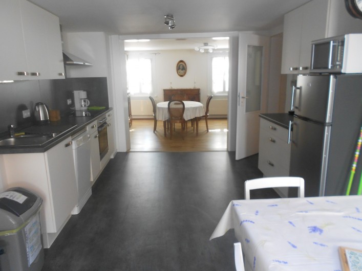 Location de vacances - Chambre d'hôtes à Eguisheim - cuisine ouverte sur la  salle  à manger du Gite de  Tante  Line
