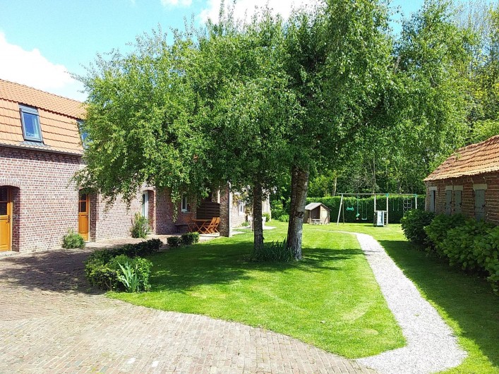 Location de vacances - Gîte à Helfaut - vue extérieure gite" le petit bois" + chemin d'accès au gite " le grand bois"