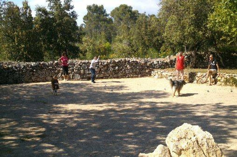 Location de vacances - Gîte à Entrecasteaux - Terrain de pétanque éclairé le soir