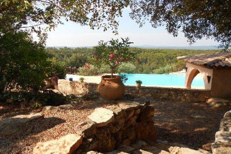 Location de vacances - Gîte à Entrecasteaux - Vue piscine chauffée