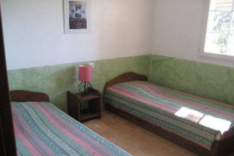 Location de vacances - Gîte à Entrecasteaux - Chambre 2 lits 90 cm