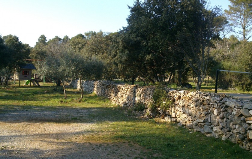 Location de vacances - Gîte à Entrecasteaux - Espace de jeux et cabane pour les petits
