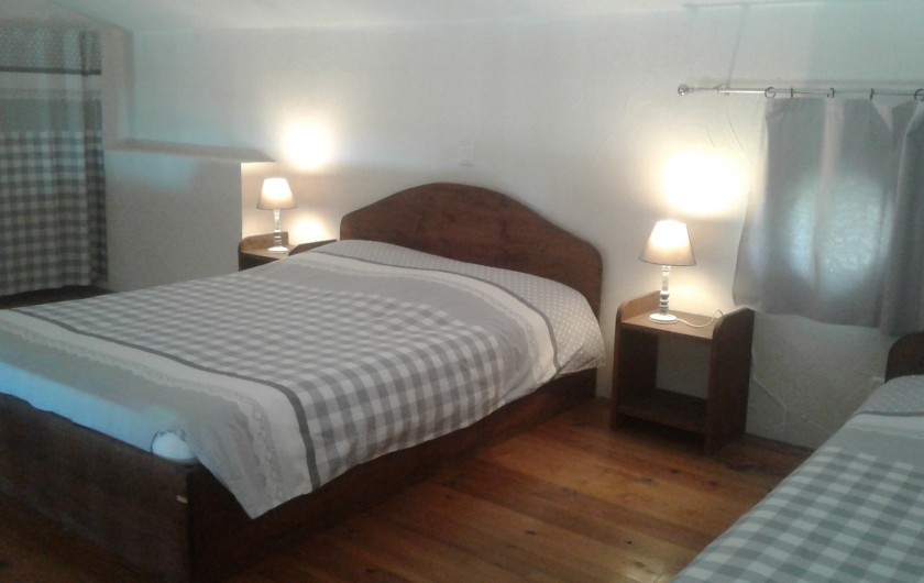 Location de vacances - Gîte à Entrecasteaux - Chambre 1 lit double et 1 lit simple