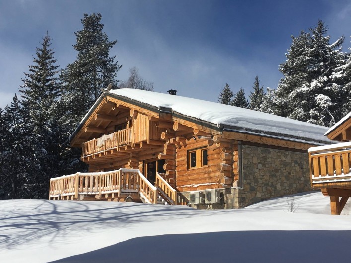 Location de vacances - Chalet à Bolquère - La face Sud du chalet en hiver