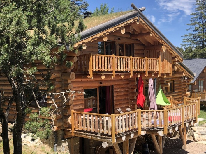 Location de vacances - Chalet à Bolquère - L'été la terrasse vous accueille.