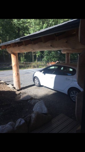 Location de vacances - Chalet à Bolquère - Des visiteurs réguliers : une biche et son petit faon