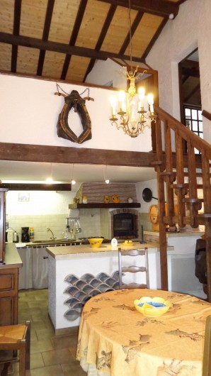 Location de vacances - Villa à Draguignan - Vue de la cuisine  à l'américaine et l'escalier donnant à l'étage .