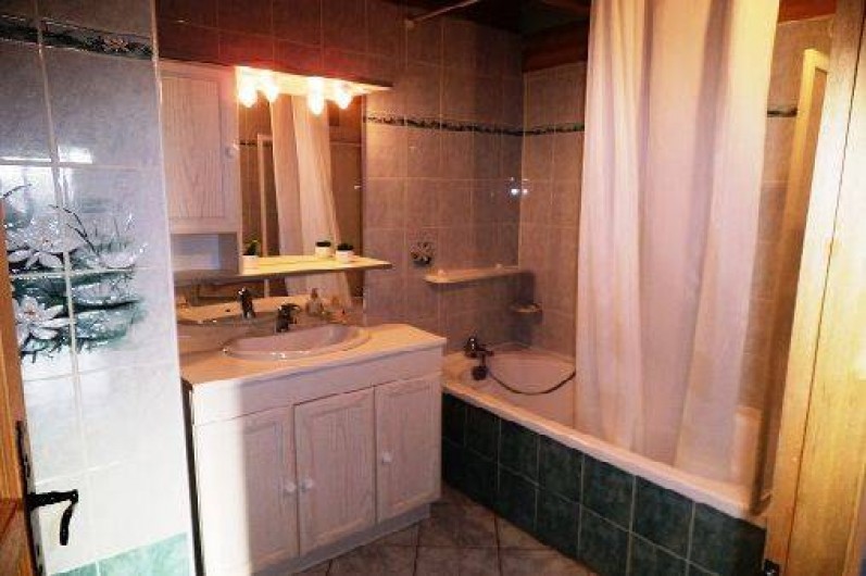 Location de vacances - Gîte à Saint-Privat-du-Dragon - Salle de bain au rez de chaussée