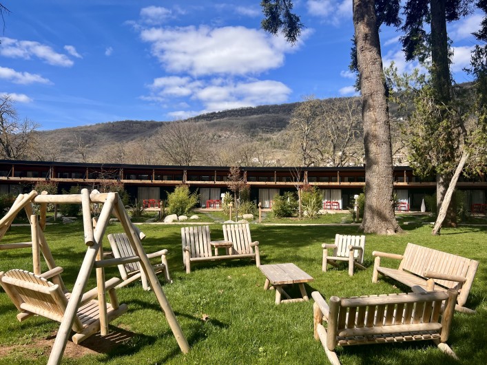 Location de vacances - Gîte à Saint-Affrique - Parc et salon de jardin