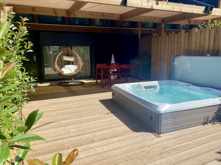 Location de vacances - Gîte à Saint-Affrique - terrasse avec spa privatif
