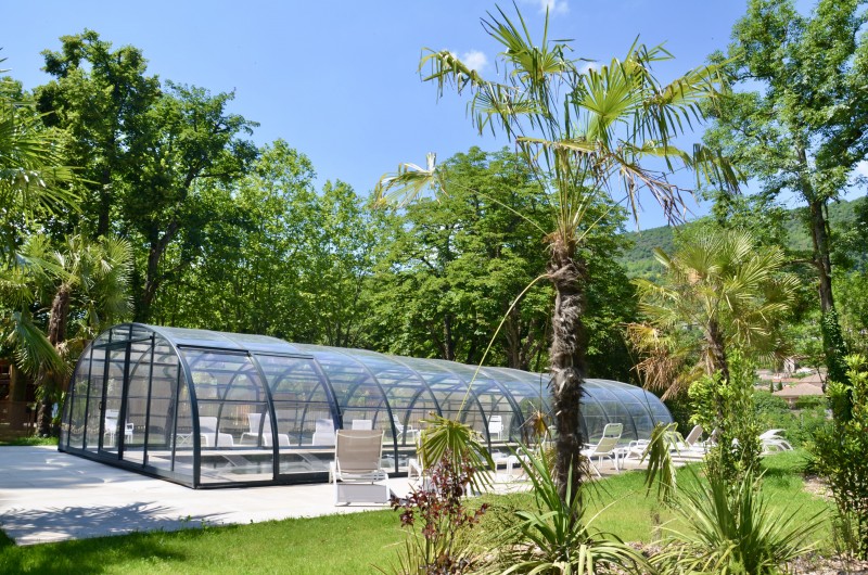 Location de vacances - Gîte à Saint-Affrique - Piscine en pierre naturelle, couverte ou découverte selon la météo