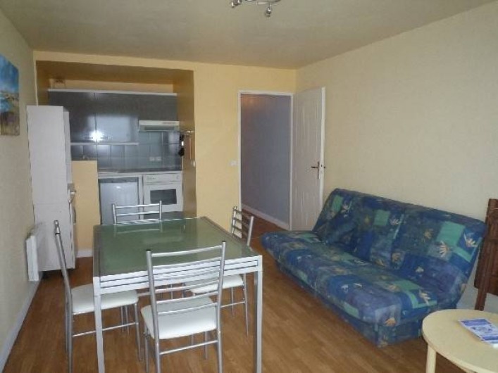 Location de vacances - Appartement à Wimereux - salle a manger vue sur la cuisine