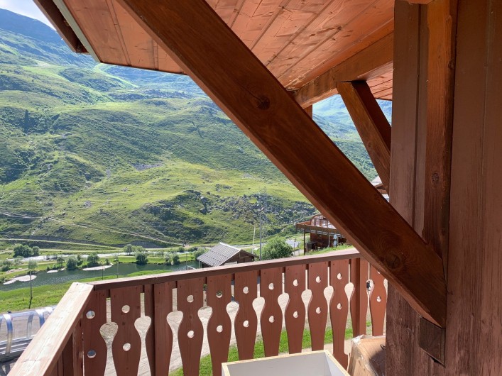 Location de vacances - Appartement à Les Menuires - Vue partielle du balcon de 14 m2