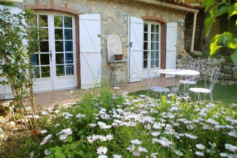 Location de vacances - Chambre d'hôtes à Cuers - jardinet privatif