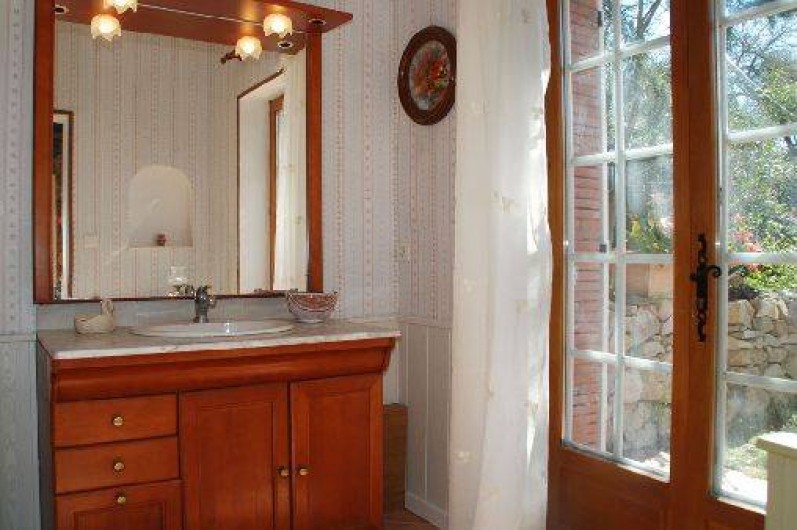 Location de vacances - Chambre d'hôtes à Cuers - salle d'eau de plein pied avec le jardinet privatif