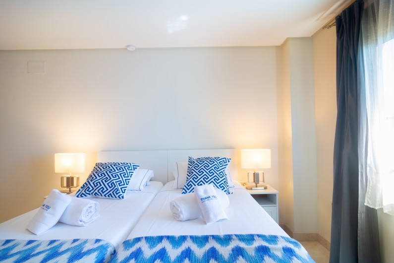 Location de vacances - Appartement à Marbella - Chambre à coucher en suite avec deux lits simples (90x200cm) tables de nuit