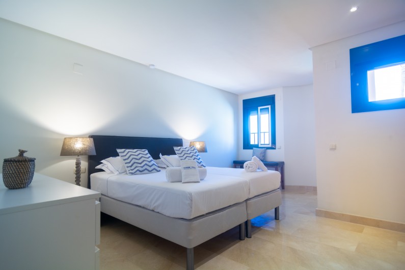 Location de vacances - Appartement à Marbella - Deux lits simples (90x200cm), tables de nuit avec lampes avec abat-jour