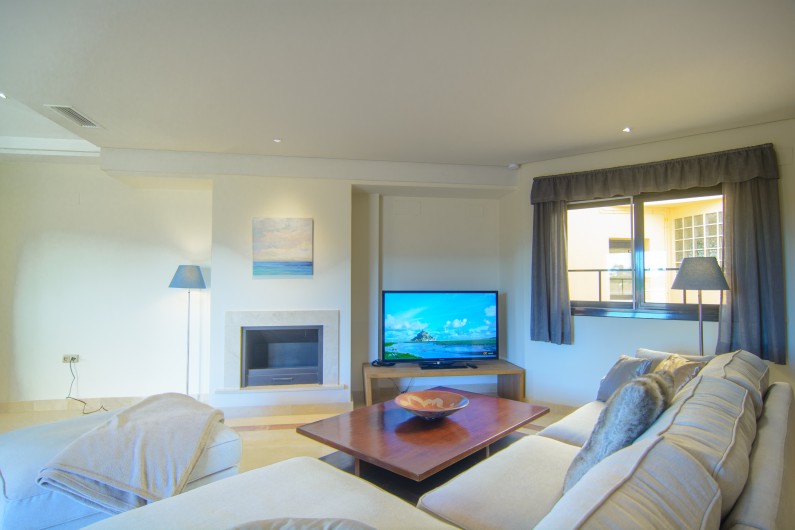 Location de vacances - Appartement à Marbella - Salon avec sols en marbre et coin salon avec TV à écran plat
