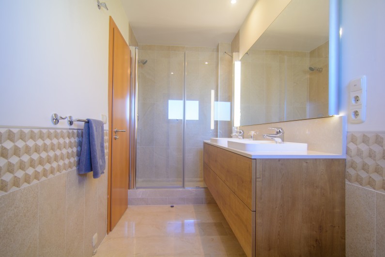 Location de vacances - Appartement à Marbella - Salle de bain attenante avec double lavabo et douche à l'italienne.