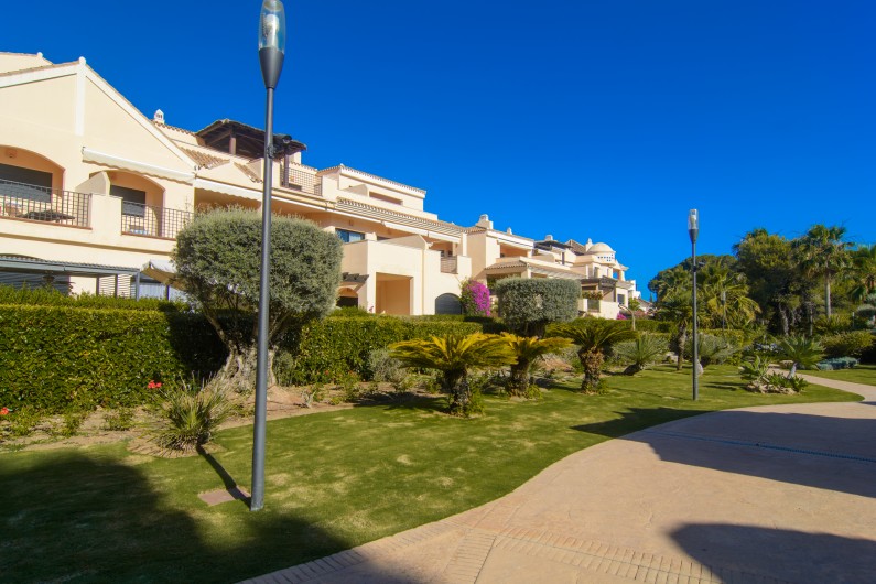Location de vacances - Appartement à Marbella - Jardins soignés, végétation méditerranéenne, urbanisation tranquille.
