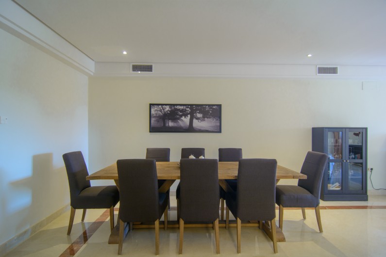 Location de vacances - Appartement à Marbella - Salle à manger avec table en bois de huit places