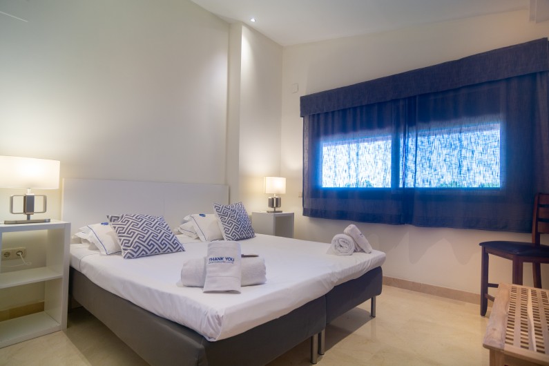 Location de vacances - Appartement à Marbella - Chambre à coucher avec un lit double (160x200cm) avec tables de nuit