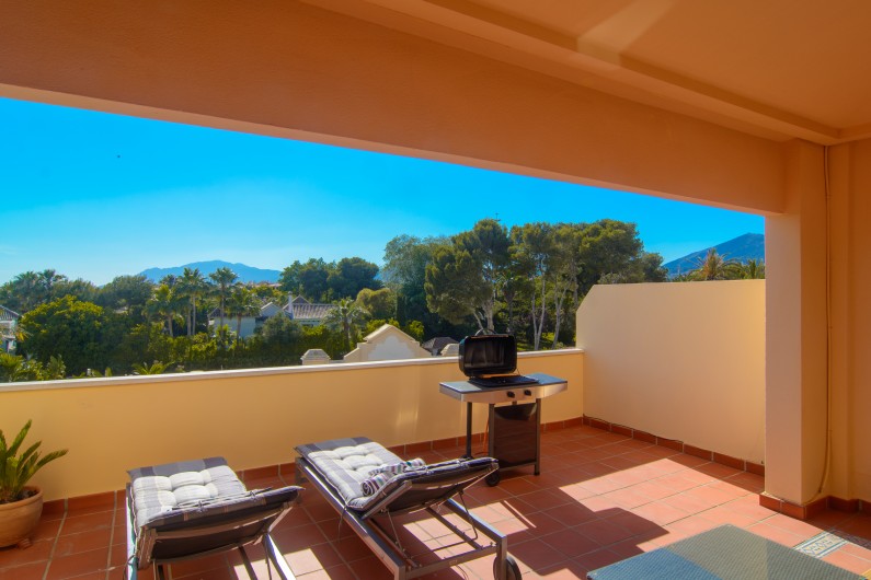Location de vacances - Appartement à Marbella - Terrasse spacieuse avec coin repas, coin salon et barbecue.
