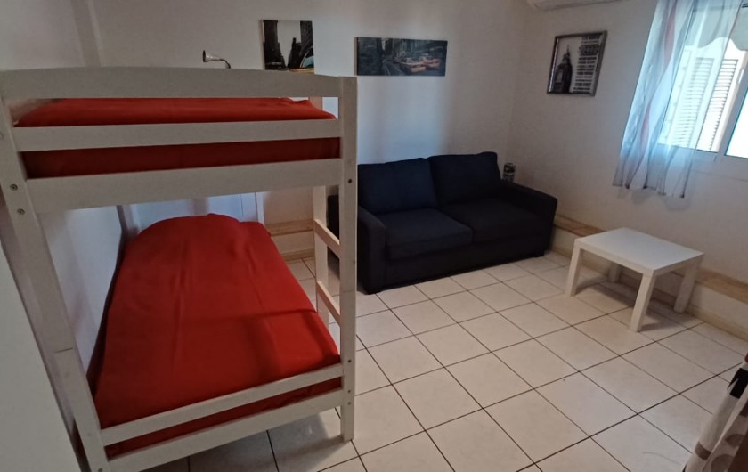 Location de vacances - Villa à Saint-Gilles les Bains - La troisième chambre un canapé lit et un lit superposé