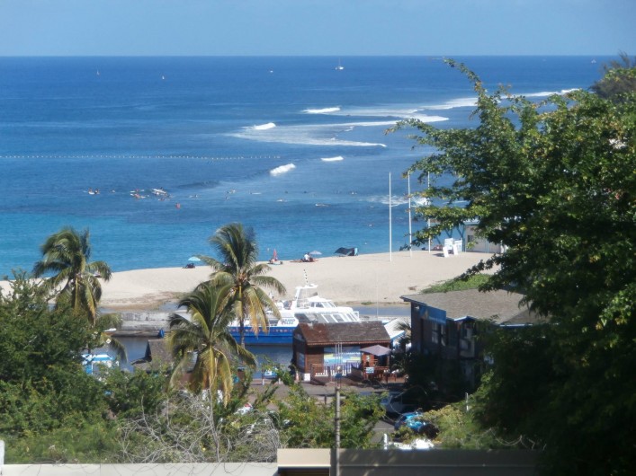 Location de vacances - Villa à Saint-Gilles les Bains - La plage des Roches-Noires vue depuis le jardin