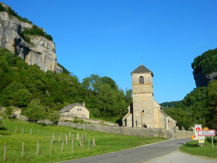 Location de vacances - Gîte à Baume-les-Messieurs - Entrée du village.
