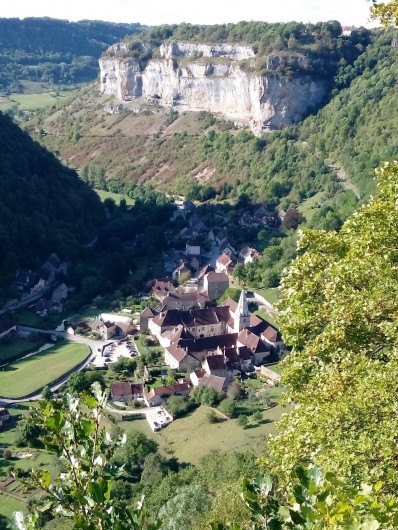 Location de vacances - Gîte à Baume-les-Messieurs - L'Abbaye au fond de la vallée. Vue depuis un des belvédères.