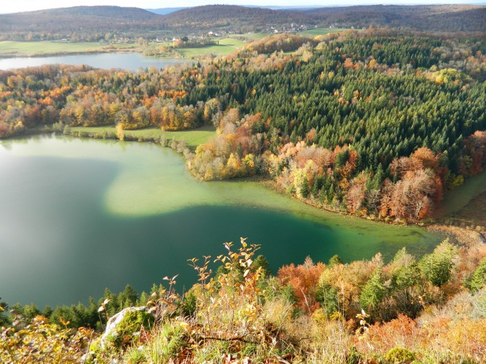 Location de vacances - Gîte à Baume-les-Messieurs - Belvédère des 4 lacs.  Randonnée du Pic de l'aigle, ou autour des lacs.