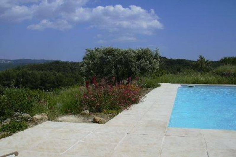 Location de vacances - Gîte à Le Beausset - grande terrasse de la piscine